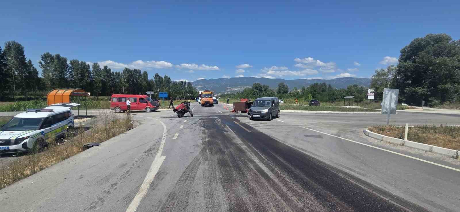 tokat-ta-traktor-ile-hafif-ticari-arac-carpisti-1-i-agir-5-yarali
