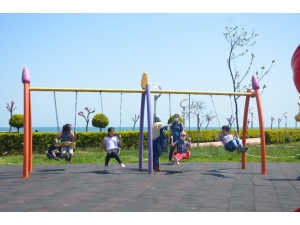 Parklar 40 Gün Sonra Miniklerle Doldu