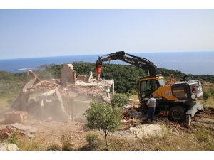 Bakanlık Müfettişleri Uydu Üzerinden Ve Sahada Tespit Etti, Belediye Yıkıma Başladı