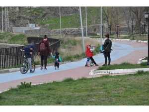 Kars’ta Çocuklar Parklara Akın Etti