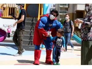 Süper Kahramanlardan Çocuklara Sosyal Mesafe Uyarısı