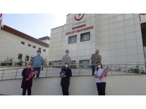 Hemşire Eşlere Çiçekli Sürpriz