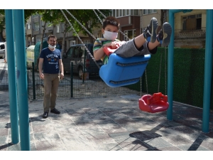 Çocuklardan Çok Aileler Nefes Aldı: “Evde Tutmak İçin Çocukla Çocuk Oluyorduk”