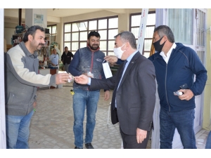 Başkan Özdemir Sanayi Esnafına Dezenfektan Ve Maske Dağıttı