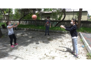 Kütahya’da Çocuklar Kısıtlama Sonrası Parklarda Arkadaşlarıyla Buluştu