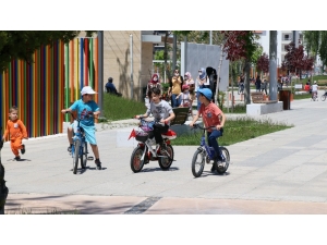 Aksaray’da Sokağa Çıkan Çocuklar Doyasıya Eğlendi