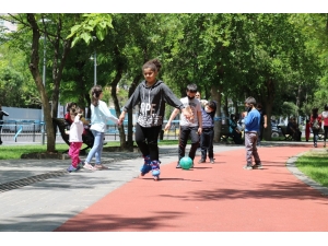 Kısıtlama 4 Saatliğine Kaldırıldı, Diyarbakır’da Çocuklar Haftalar Sonra Parklara Koştu