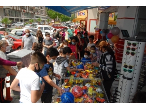 Çocuklar Ücretsiz Oyuncak İçin Mağazaya Akın Etti