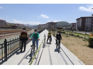 Çocuklar Maskelerini Takıp Parklara Koştu