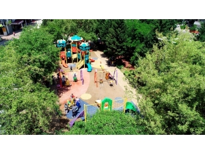 Çocuklar Maskelerini Takıp Parklara Koştu