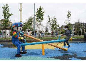 Pendik’te Çocukların Parkta Sosyal Mesafeli Eğlencesi Havadan Görüntülendi
