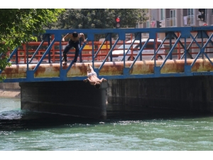 Sulama Kanalında Serinleyen Çocuklara Polis Engeli