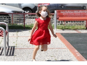 Çocuklar Parklara Koştu