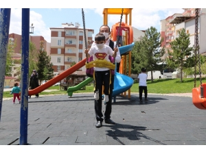 Korona Virüsü Babasıyla Birlikte Yenmişti, İznin Tadını Babasıyla Çıkardı