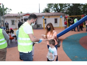 Gaziosmanpaşa Belediyesi Çocuklara Kitap Ve Maske Dağıttı