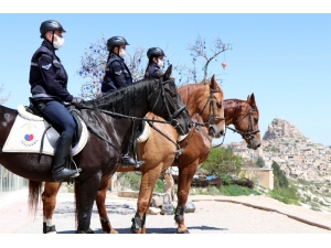 Atlı Jandarmalar Çocukları Parkta Karşıladı