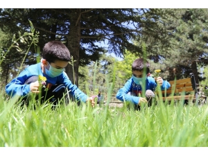 Elazığ’da 5 Yaşındaki İkizler 4 Saatlik İzinde Doyasıya Eğlendi