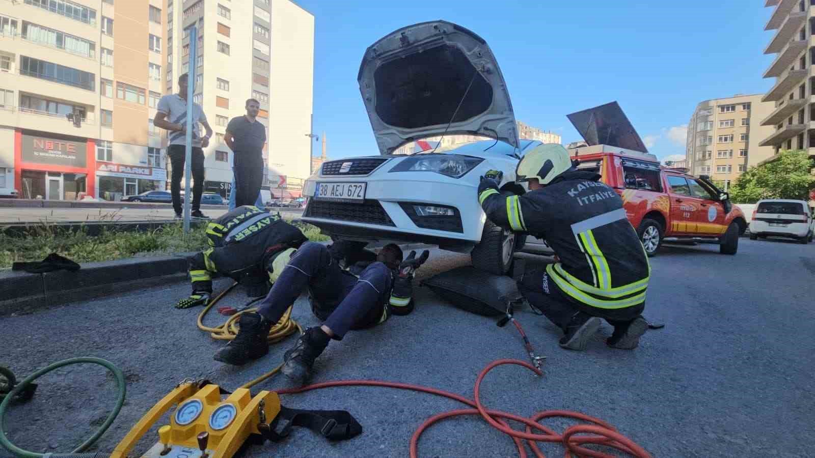 aracta-gorundukten-sonra-kaybolan-yilan-arac-sahibinin-evinin-onunde-ortaya-cikti