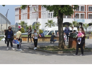Korona Virüs Salgını Sürecinde Dışarı Çıkma Fırsatını Yakalayan Çocuklar Güneşli Havanın Tadını Çıkardılar
