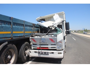 Kayseri’de Feci Kaza; Kamyon Tıra Çarptı, Yolcunun Kolu Koptu