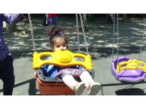 Kısıtlama Sonrası Çocuklar Parklara, Gençler Çarşıya Koştu