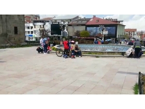 Erzurum’da Çocukların Paten Ve Bisiklet Keyfi