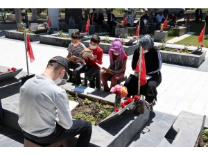 Maden Faciasının Yetimleri İzinlerini Babalarının Mezarı Başında Geçirdi