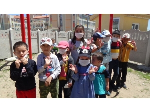 Çocuklar Parklara Akın Etti