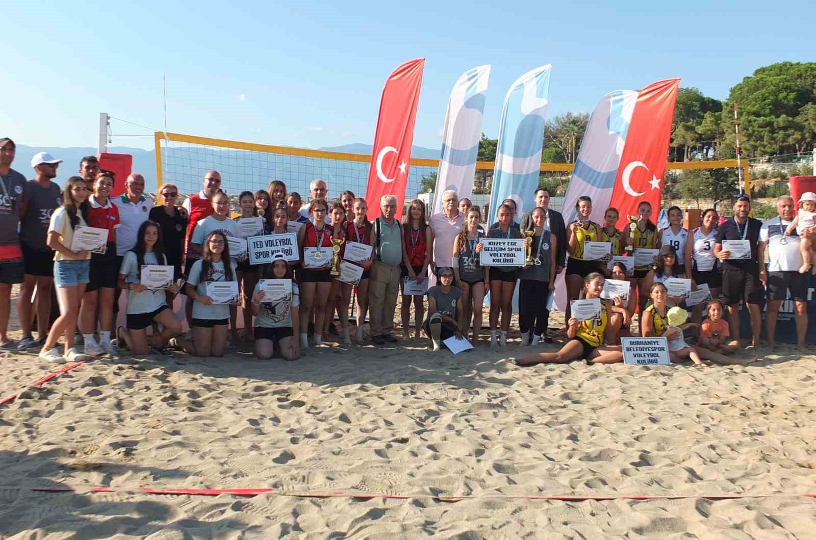 burhaniye-de-plaj-voleybolu-heyecani-yasandi