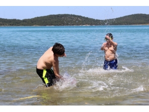 Ayvalık’ta Çocuklar Denizin Keyfini Çıkardı