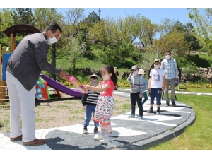 Başkan Özdoğan Çocukları Sevindirdi