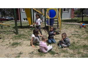 Çocuklar Yıllar Sonra Anne Ve Babalarının Oyunlarını Oynadılar