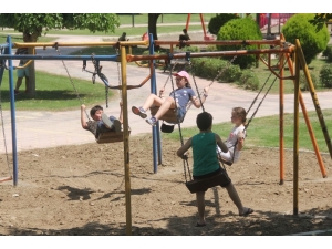 Parka Çıkan Çocuklar Polisle Top Oynayıp Salıncağa Bindi