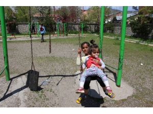Varto’da Çocuklar Parklarda Doyasıya Eğlendi