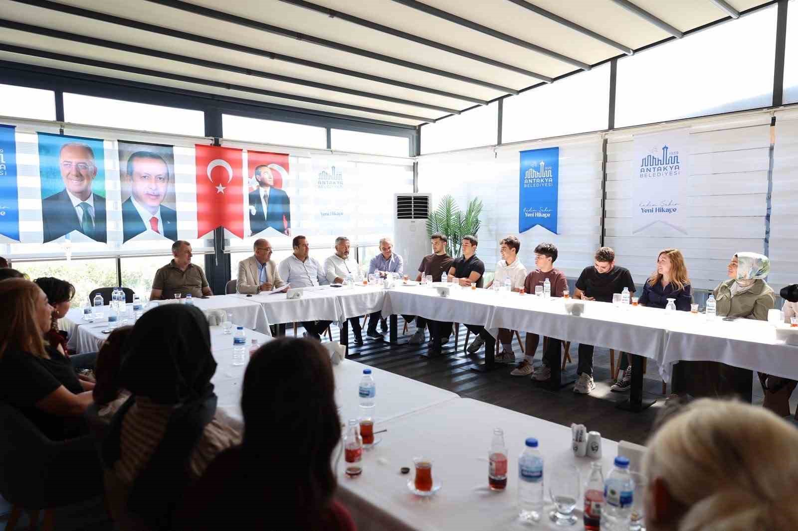 baskan-ibrahim-naci-yapar-yks-de-dereceye-giren-ogrencilerle-bir-araya-geldi