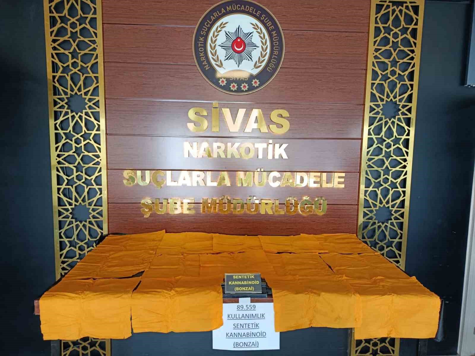 sivas-ta-89-bin-559-adet-kagida-emdirilmis-uyusturucu-madde-ele-gecirildi