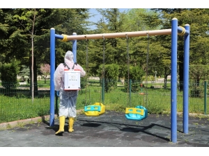 Niğde’de Çocuk Parklarda, Belediye De Dezenfekte Görevinde