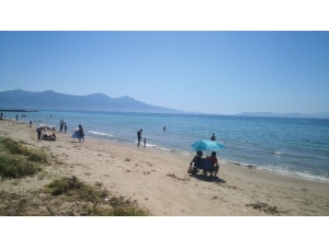 40 Gün Sonra Sokağa Çıkan Çocuklar, Kuşadası’nda Plajlara Koştu