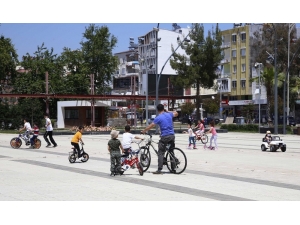 Döşemealtı’nda Çocuklar Park Ve Meydanlara Koştu