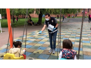 Polis Parklardaki Çocuklara Maske Takınca Renkli Görüntüler Oluştu
