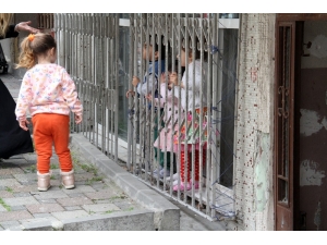 Virüsten Korkan Küçük Kız Yaşıtlarını Camdan İzledi