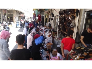 Kilis’te Çocuğunu Alan Alışverişe Koştu