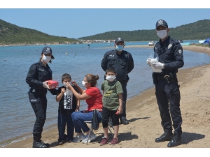 Miniklere Polis Amca Ve Ablalardan Çikolata İkramı