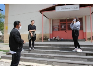 Sokağa Çıkan Çocuklar İlk Olarak Okullarına Koştu