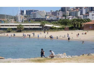 Başkan Günel, Kuşadası’nda Çocuklara Özel Maske Ve Hediye Dağıttı