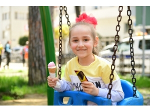 Altınordu’da Çocuklara Çikolata Jesti