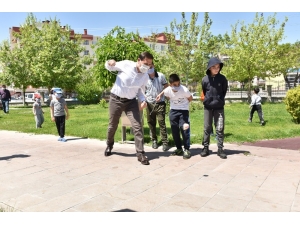 Başkan Kılca’dan Çocuklara Maske Ve Çikolata
