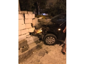 Alkollü Sürücünün Çarptığı Otomobil Bahçe Duvarına Girdi