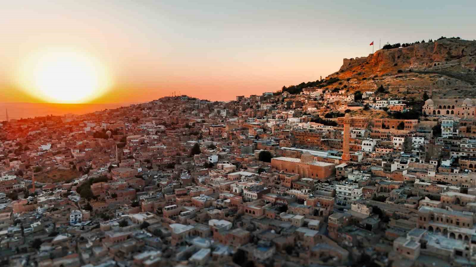 mardin-in-tarihi-mekanlari-izleyenleri-kendinden-gecirdi