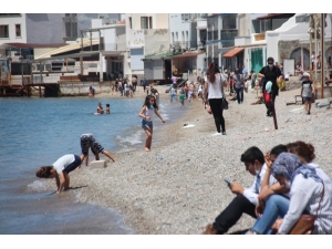 Sokağa Çıkmayı Tamamen Yanlış Anladılar, Denize Girdiler